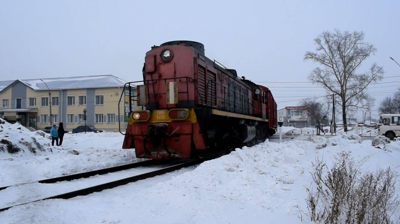 Тепловоз ТЭМ2-5136 вытягивает новые вагоны Алтайвагона с завода. смотреть онлайн