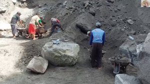 Строительство, шахтёры копают песок и разбивают камни