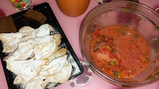 Вкусный обед: борщ🥣, домашний хворост с ☕️😋 / Итинг (