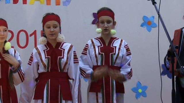 Ирçе халăх юрри. Ирçе Çармăсри шкул ачисем юрлаççĕ.