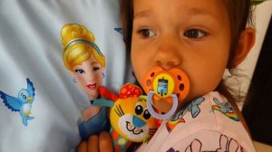 Дана хочет играть и шутит с маленькой