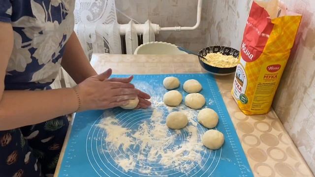 Пышные ватрушки с творогом к чаю.
