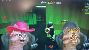 Мы с Юрским котиком убегаем от злого банана. 🍌🍌🍌🍌