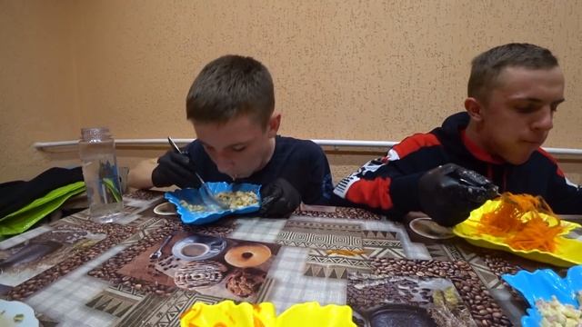 ВПЕРВЫЕ БАБУШКА В ЗАРУБЕ ! ПОЕДАНИЕ ЕДЫ КТО БЫСТРЕЕ СЪ?