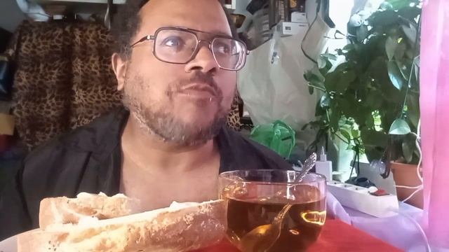 #Мукбанг. Лаваш, колбаса, чай, кекс.