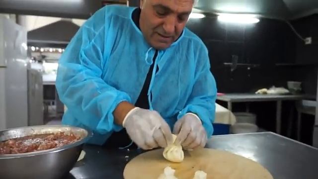 Приготовление национального грузинского блюда-ХИНКАЛИ.Жорж в Тбилиси смотреть онлайн