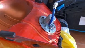 Замена топливного фильтра на мотоцикле Suzuki GSR 600.