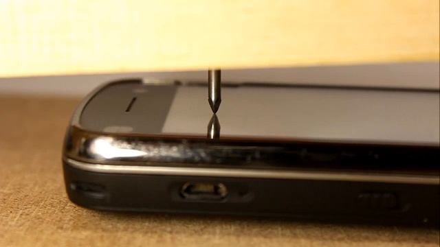 Nokia N97. Нанесение царапины на дисплей смотреть онлайн
