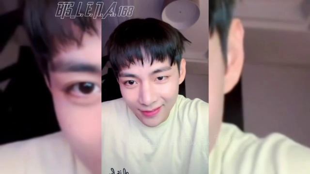 Привыкает к новому образу. Он явно ему нравится. Тэ на Weverse live 12.05.2023 смотреть онлайн