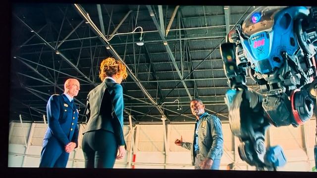 Трансляция на Hisense 100U7KQ в темноте