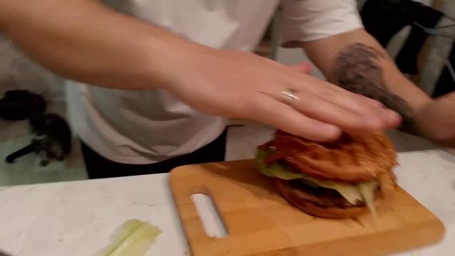 мы готовим бургер своими руками из дома