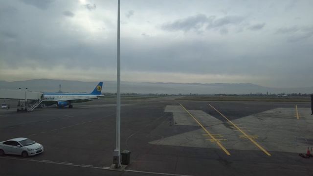 Вид из окна аэропорта Душанбе DYU — Намоиш аз тирезаи ф