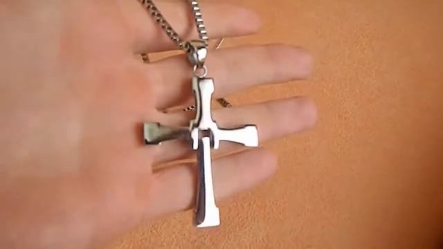 Крест Доминика Торетто из фильма Форсаж смотреть онлайн