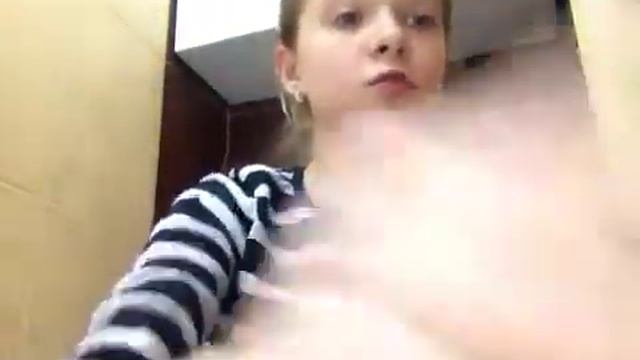 Складываем бальзамы и блески в сумку смотреть онлайн