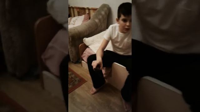 Мой брат открывает машину на пульт упровления