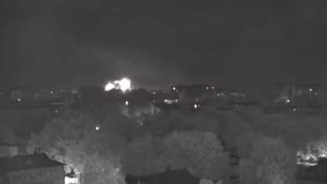 Камера видеонаблюдения в Чернигове засняла момент как украинские ПВО "перехватывает" Искандер смотреть онлайн