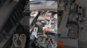 Замена аккумулятора  на ситроен с 4