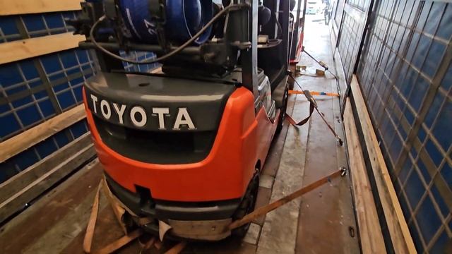 Відвантаження техніки. Електричний навантажувач з Li-io