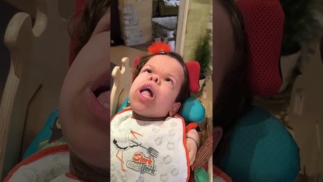 Олюшка ест сырники