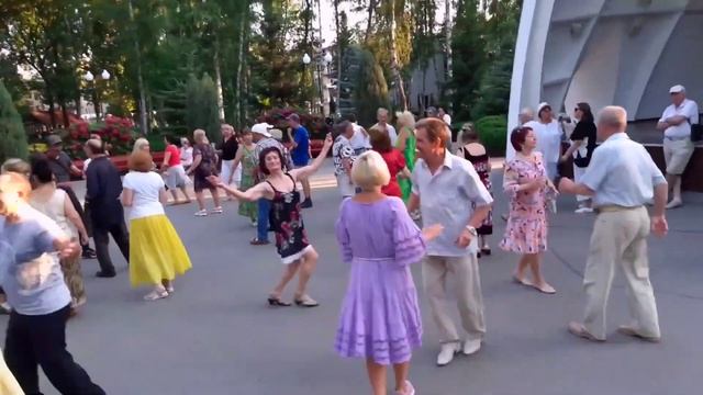 ЖАРКИЙ ИЮНЬ НАМ ВОЗРАЩАЕТ РАДОСТЬ УШЕДШИХ ЛЕТ! ТАНЦЫ Х смотреть онлайн