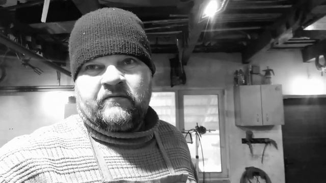 Погреб с винтовой лестницей. Уличный светильник. смотреть онлайн