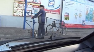 ПРИКОЛ.    Мужик уже не может терпеть.