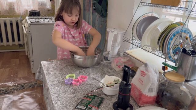 Слава готовит имбирные пряники🥮 смотреть онлайн
