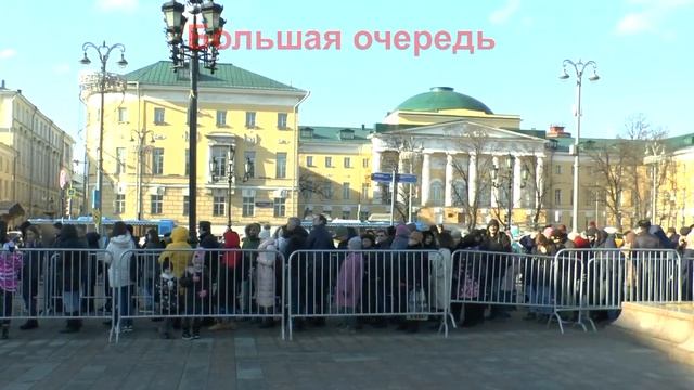 Очередь на выставку Сальвадора Дали смотреть онлайн