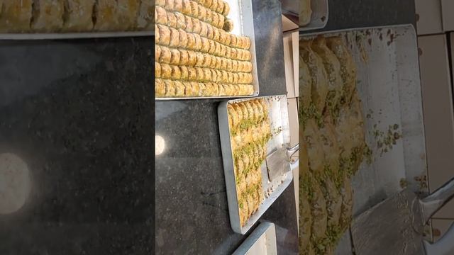 КУПИЛИ В СТАМБУЛЕ ЗНАМЕНИТУЮ ПАХЛАВУ Full Video #travel #istanbul #