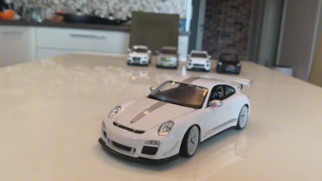 Обзор модели Porsche 911 GR3 RS 4.0 в масштабе 1:18 от Bburago смотреть онлайн
