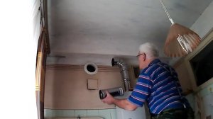 Так прокладывать дымоход газовой колонки нельзя!