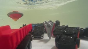Машинки падают в воду подводный мир свалка