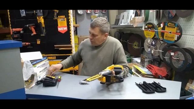 Міні-пилка ланцюгова акумуляторна безщіткова DeWALT смотреть онлайн