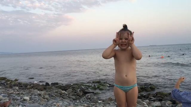 Ребенок позирует на камеру. Думает, что ее фотографиру смотреть онлайн