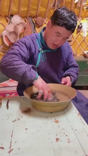 Традиционная жизнь фермера монгола на пастбище.