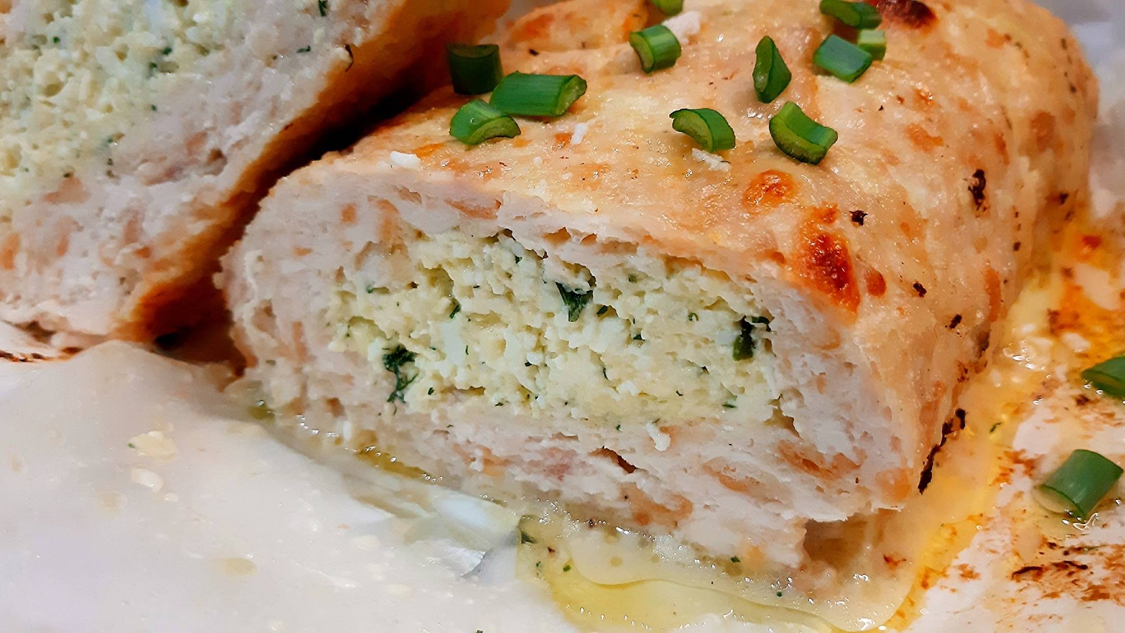 Сочный рулет из курицы с нежной начинкой. Эффектное и красивое блюдо из простых продуктов! смотреть онлайн