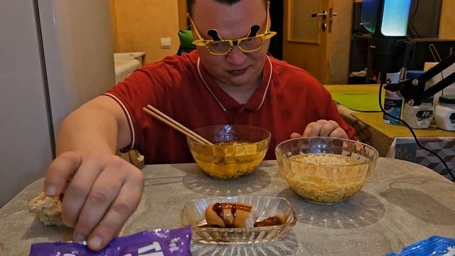 Мукбанг.Хаваю лапшу КНР б/п со вкусом маринадов и говя? смотреть онлайн