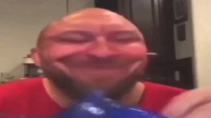 Мужик ест чипсы х100