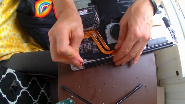 Ноутбук Echips pro чиню петлю открывания дисплея ,как разо? смотреть онлайн