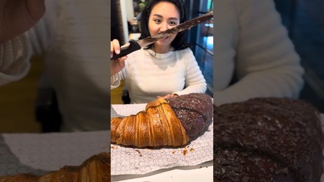 Пробую самый большой круассан смотреть онлайн