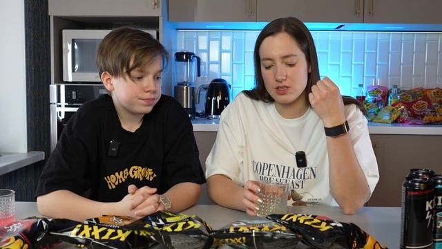 Я ПОПРОБОВАЛА ЕДУ БЛОГЕРОВ // Это самые вкусные чипсы! смотреть онлайн