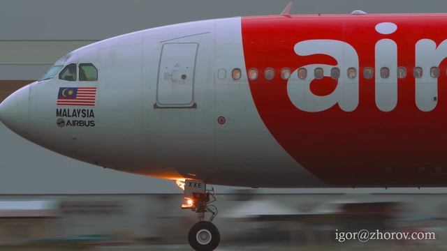 Эйрбас А330 авиакомпании AirAsia X взлетает из аэропорта Куала Лумпур.