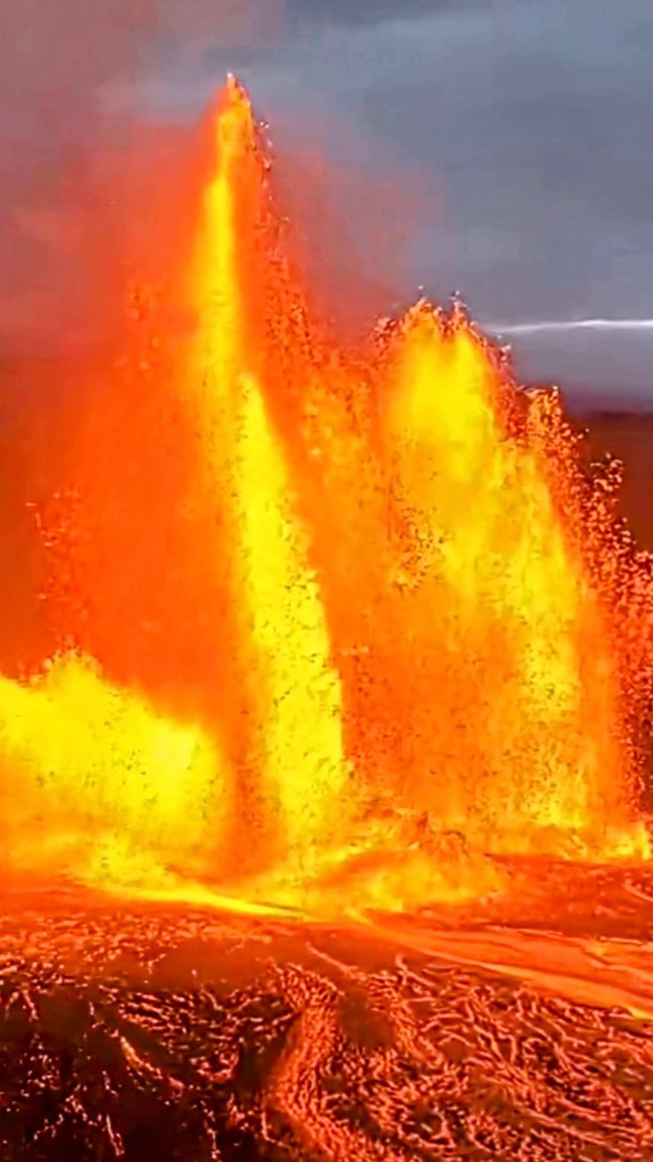 Зрелищные кадры извержения вулкана Килауэа на Гавайях🌋 смотреть онлайн