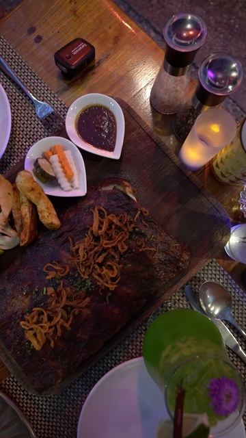 Съел огромные ребра размером с руку