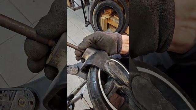 замена подшипников колеса коляски для ребёнка смотреть онлайн