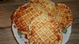 Два рецепта вафель. Одни творожные с медом, вторые сырно творожные..