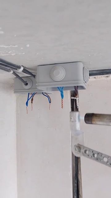 Создание прочного и электрически проводящего соединения кабеля в коробке смотреть онлайн