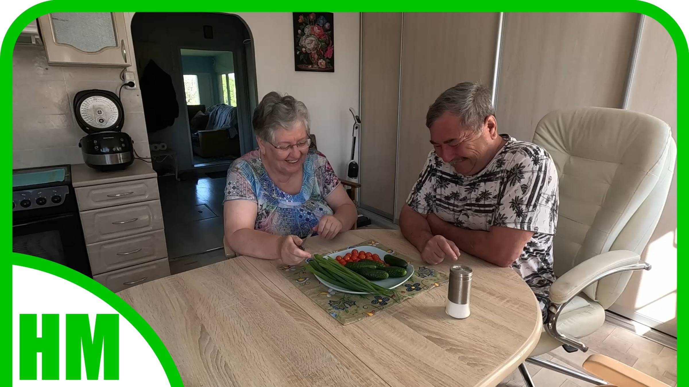 28 мая. Снимаю первые огурцы. Пробуем их вкус вместе с мужем. смотреть онлайн