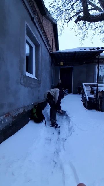 9 день ремонта, замело двор снегом, прочищаем дорогу на