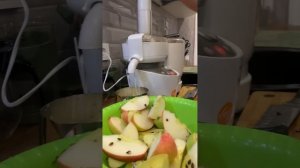 ￼ как готовится свежевыжатый яблочный сок ￼